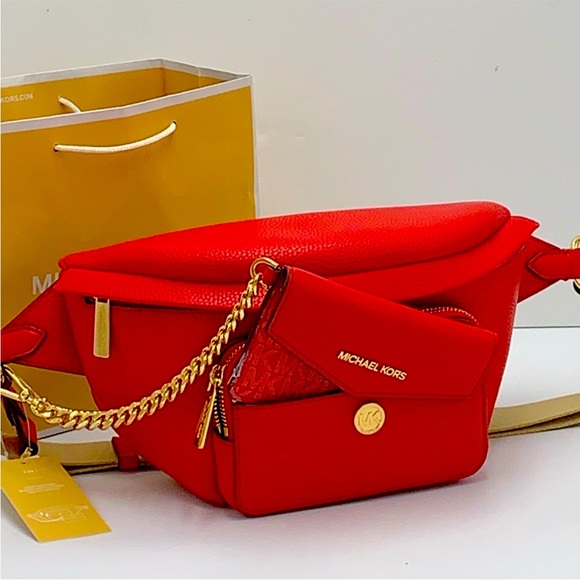 MICHAEL KORS
Maisie Large Pebbled Leather 2-in-1 Sling Pack
Bright Red - Picture 1 of 14